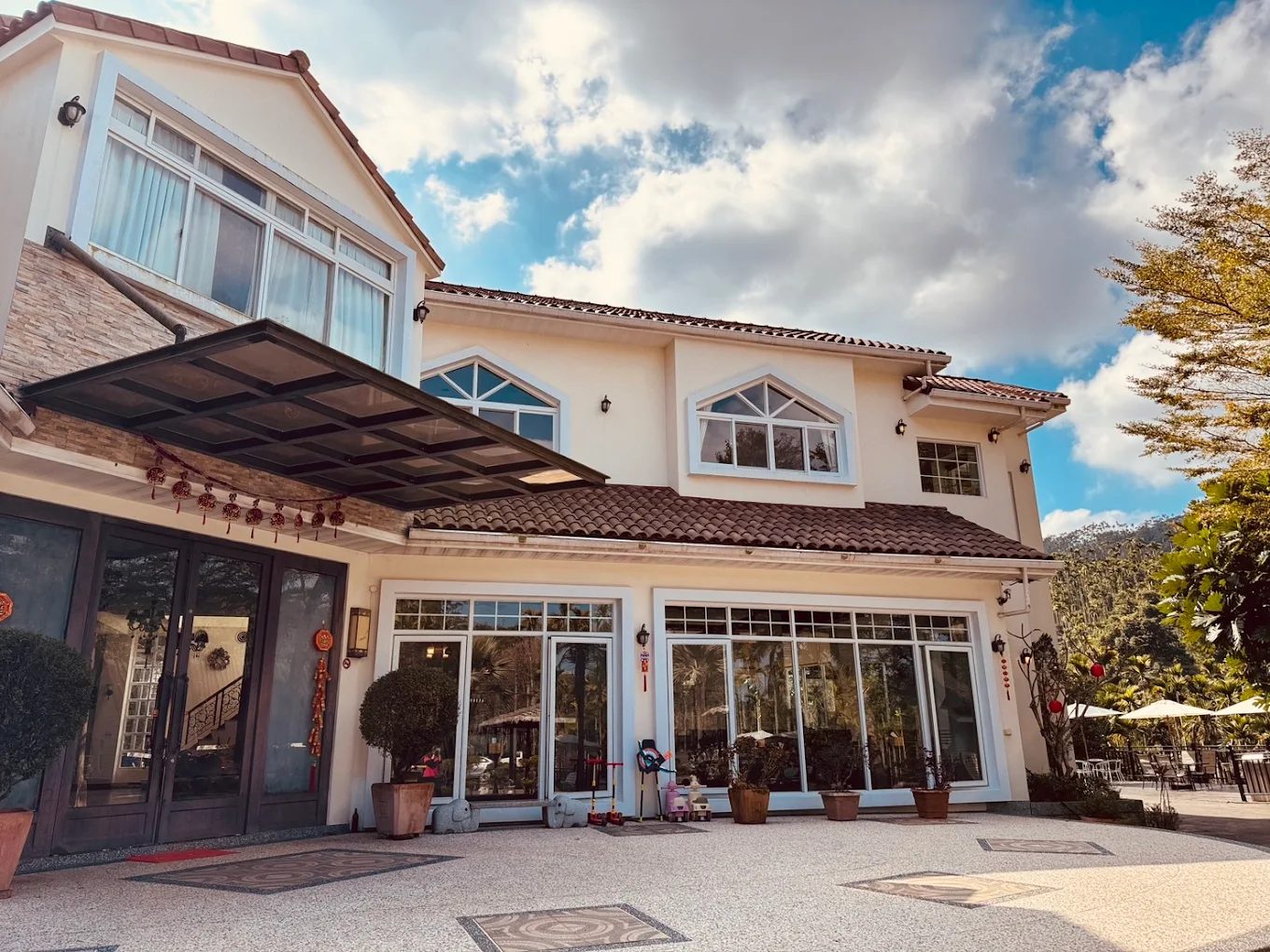 陽光透過窗戶灑進室內的美感