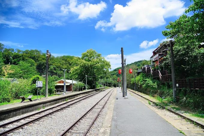 午後沿著苗栗勝興車站鐵道前行，在山城光影裡遇見舊山線的溫柔時光