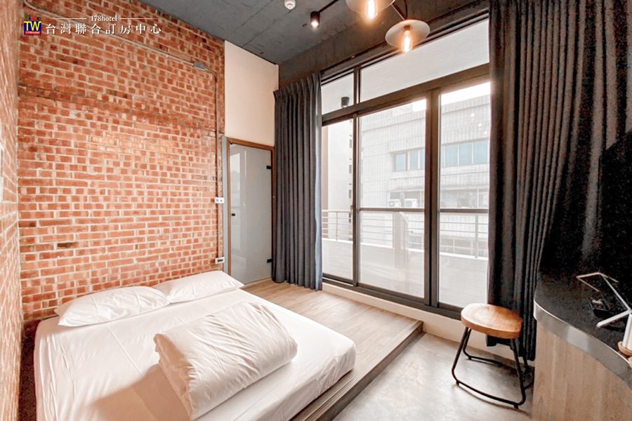 旅店窗外夜景與城市光影