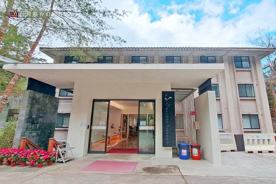 溪頭Success Banner飯店銀杏樓，提供一個被森林環抱的住宿體驗。