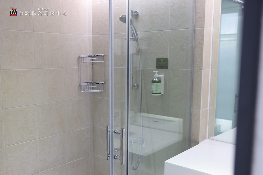 木質房型室內陽光灑落