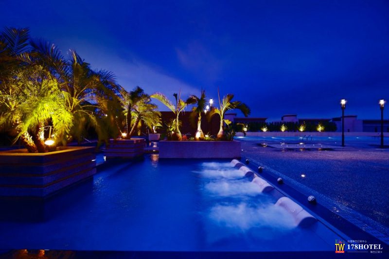 白天山景與夜晚燈海的完美結合