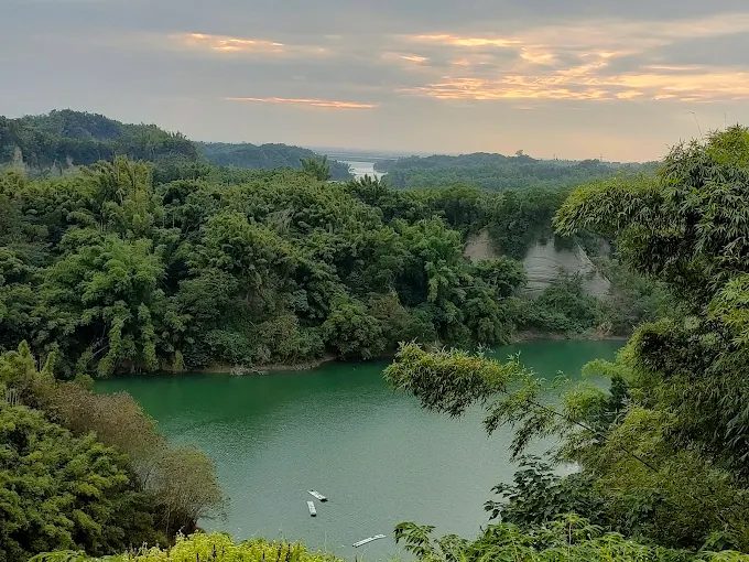 當晨光灑落台南新化木架山草原，我在草浪翻湧與湖面薄霧之間走進一日秘境風景