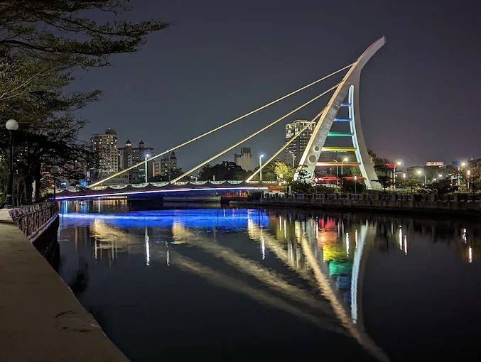 當暮色降臨我在台南夜景景點散步，看城市光影一層層展開