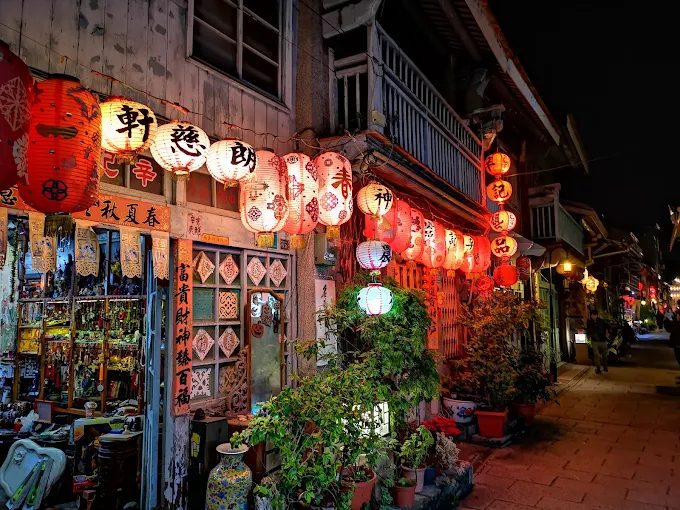 當暮色降臨我在台南夜景景點散步，看城市光影一層層展開