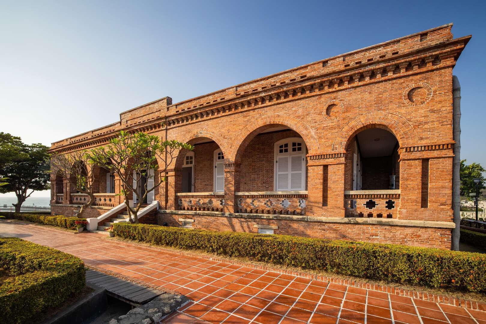 西子灣夕陽太美！高雄必訪海灣秘境｜景點、美食、交通一次看