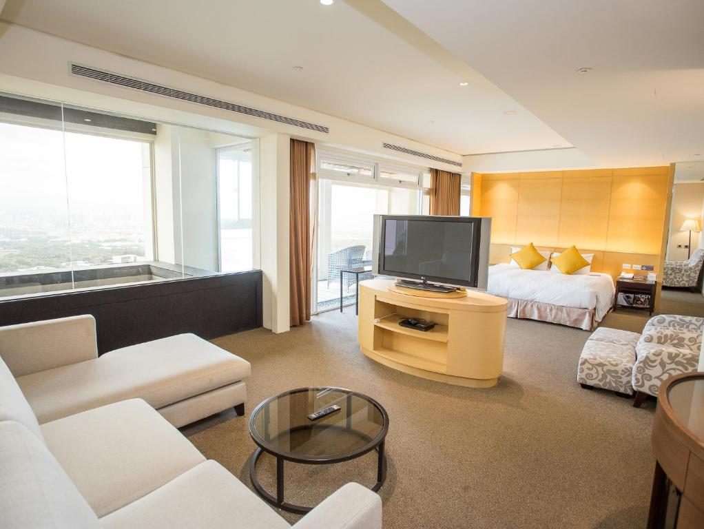 打開窗是山景，轉個身就泡湯：清新溫泉住一晚，人生 reset