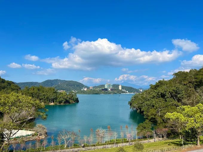 在日月潭湖光山色間慢慢移動,從水社碼頭騎到月牙灣再走進山林咖啡午後