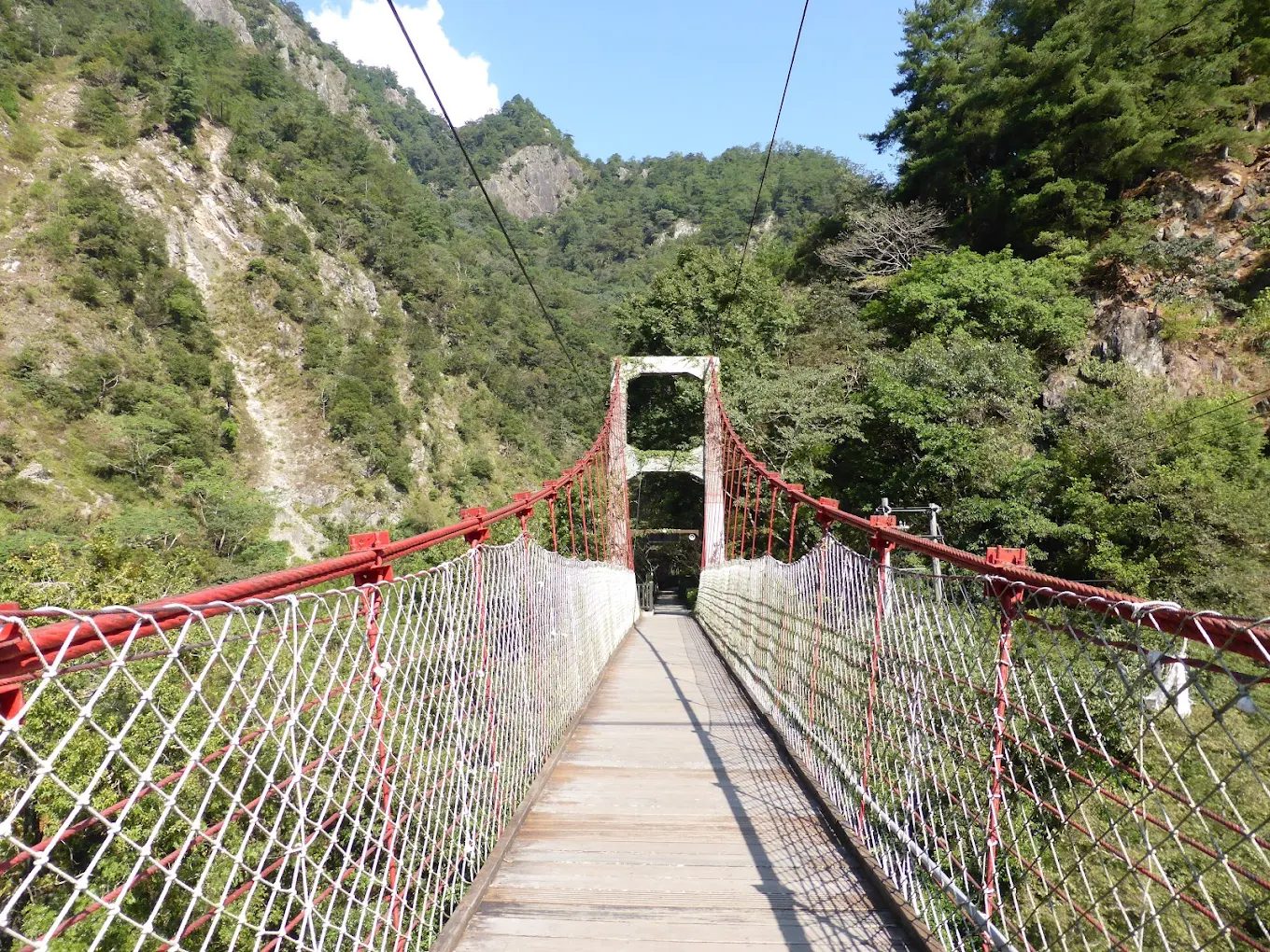 橫跨壯麗峽谷充滿歷史韻味的特色吊橋