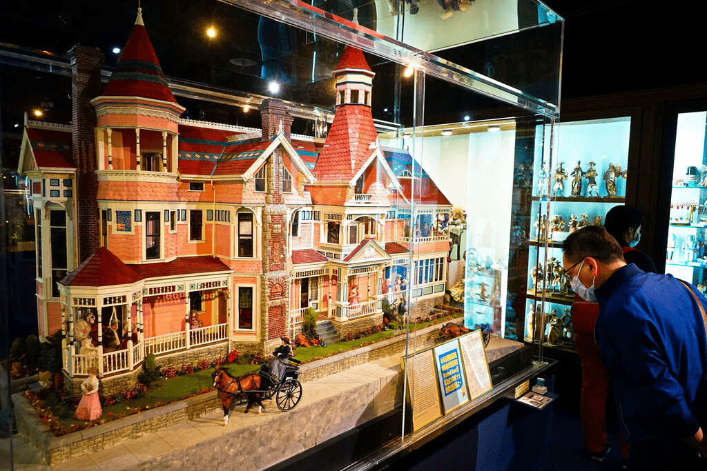 不是走馬看花,而是低頭凝視,在袖珍博物館,與被縮小的世界靜靜對話