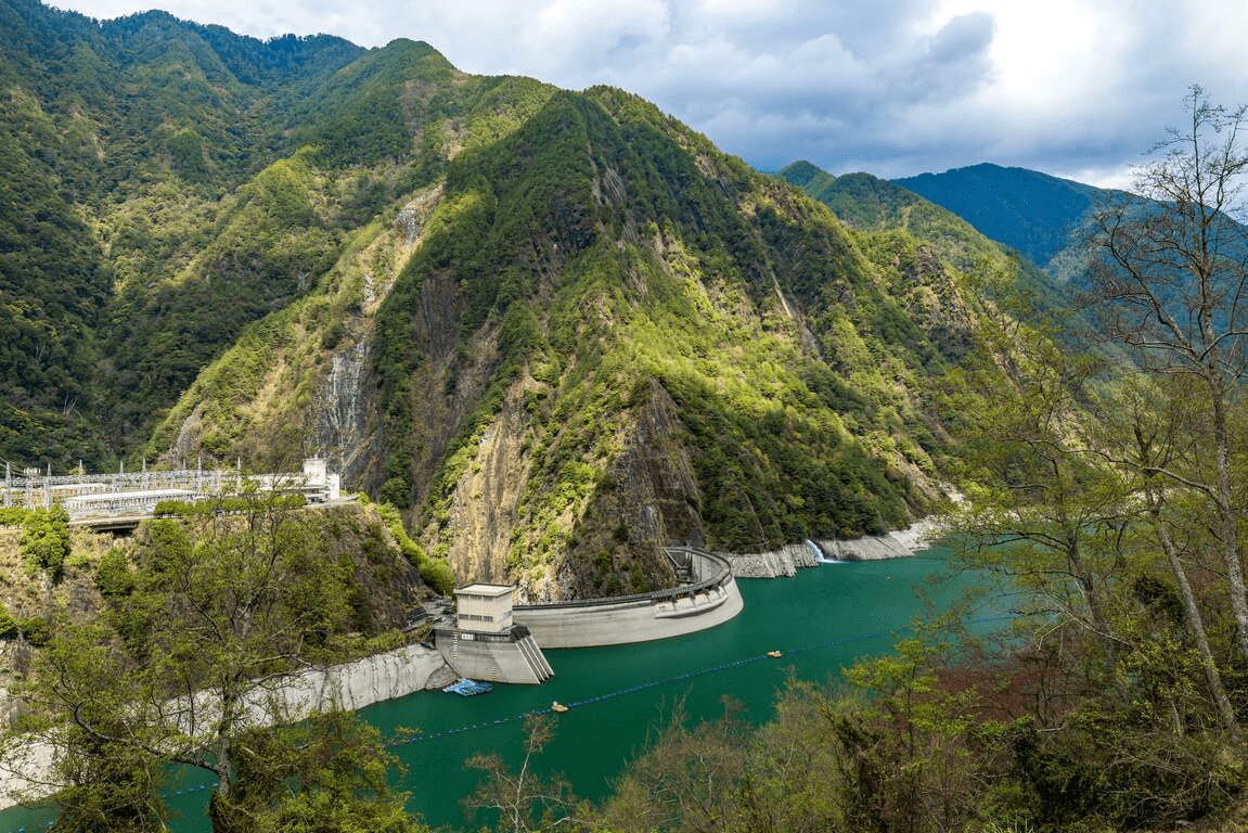 走進德基水庫的山霧之中,在高山湖泊之間,慢慢讀懂中台灣的風景節奏