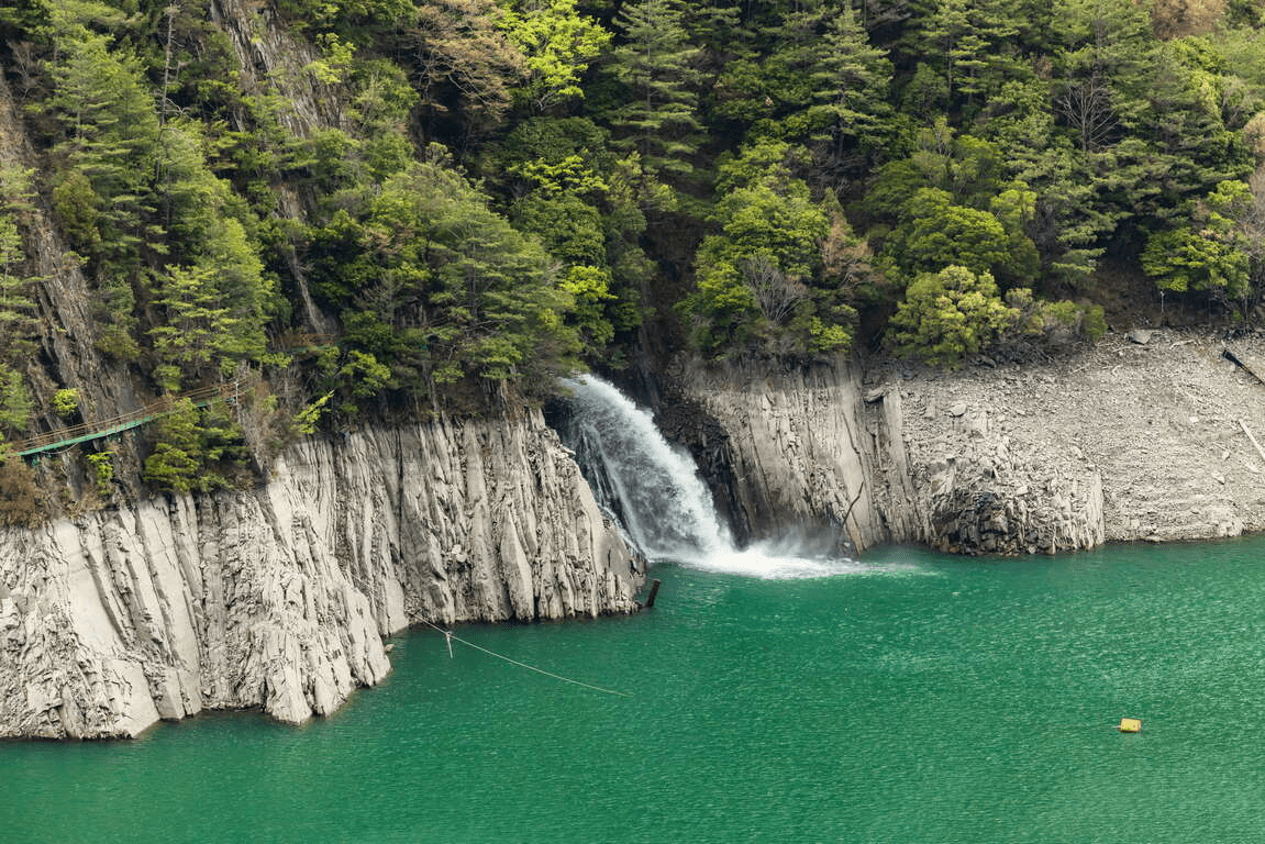 走進德基水庫的山霧之中,在高山湖泊之間,慢慢讀懂中台灣的風景節奏