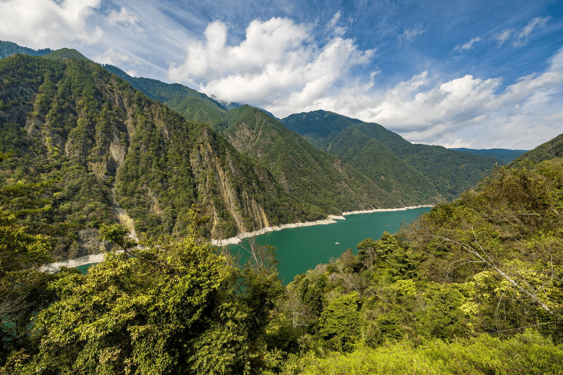 走進德基水庫的山霧之中,在高山湖泊之間,慢慢讀懂中台灣的風景節奏