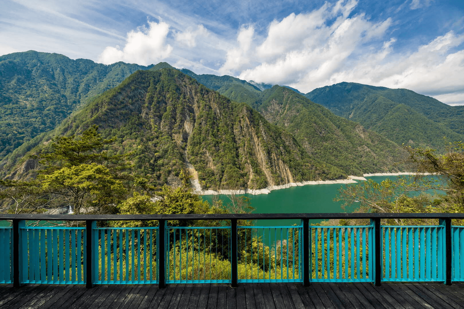 走進德基水庫的山霧之中,在高山湖泊之間,慢慢讀懂中台灣的風景節奏
