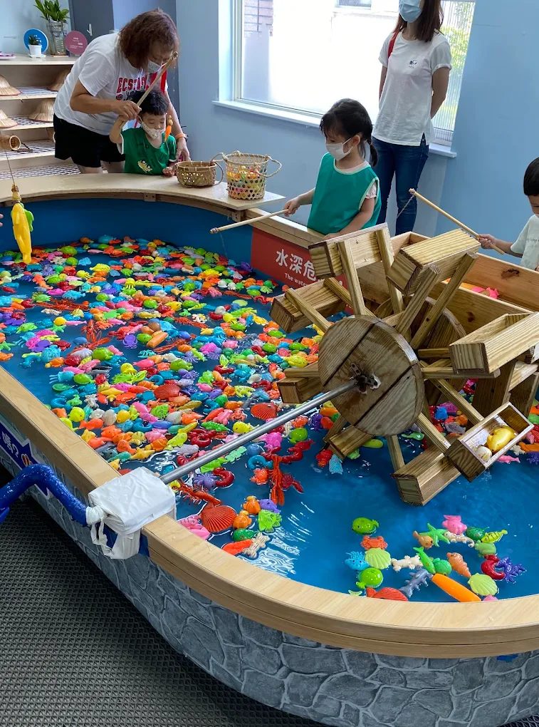 大安親子館內部環境寬敞明亮，是許多家庭週末放電的首選。