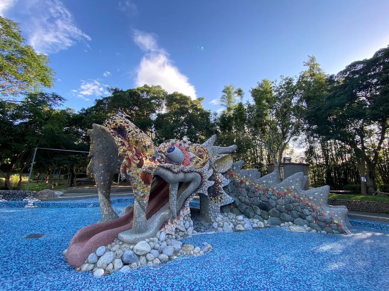 龍潭大池悠閒的湖畔景色與踩踏船活動