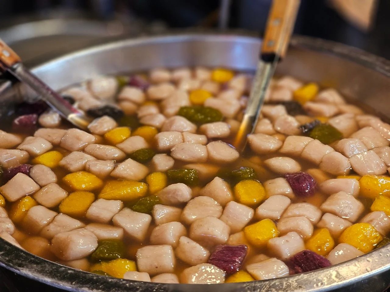 九份老街美食懶人包：8間必吃人氣小吃與隱藏版美味推薦！