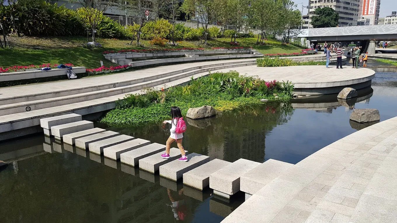 台中一日遊景點推薦｜探索書法公園、流泉河濱步道等必訪熱點