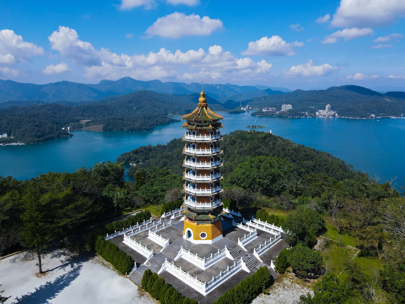 在日月潭湖光山色間慢慢移動,從水社碼頭騎到月牙灣再走進山林咖啡午後