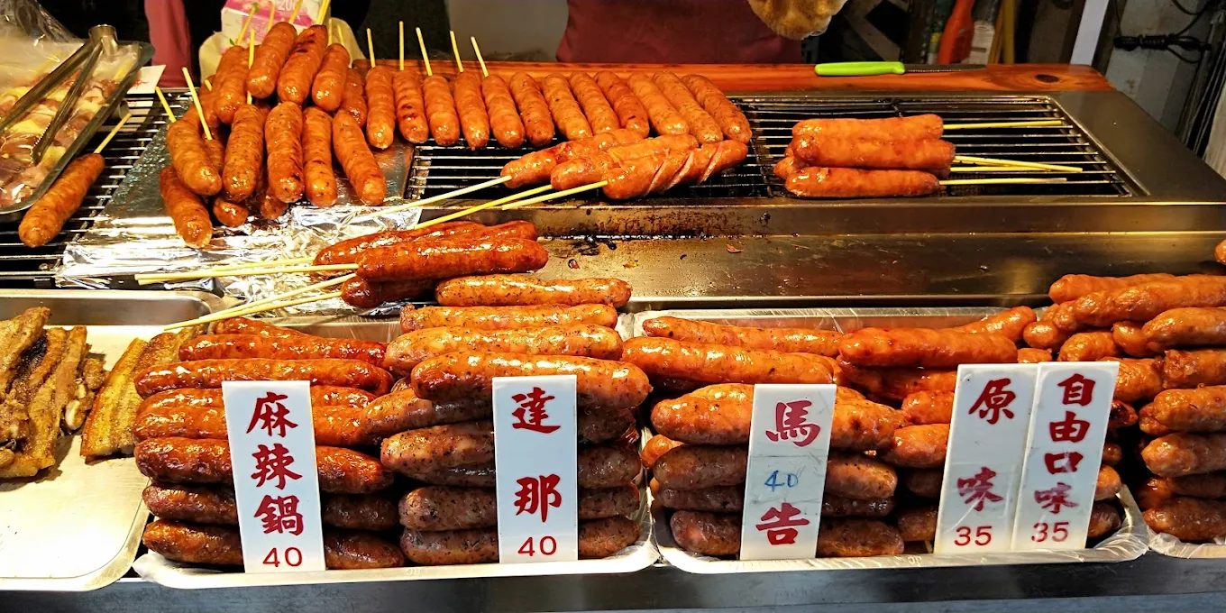 烏來老街一日遊攻略｜必吃山豬肉香腸、美拍瀑布與溫泉放鬆指南