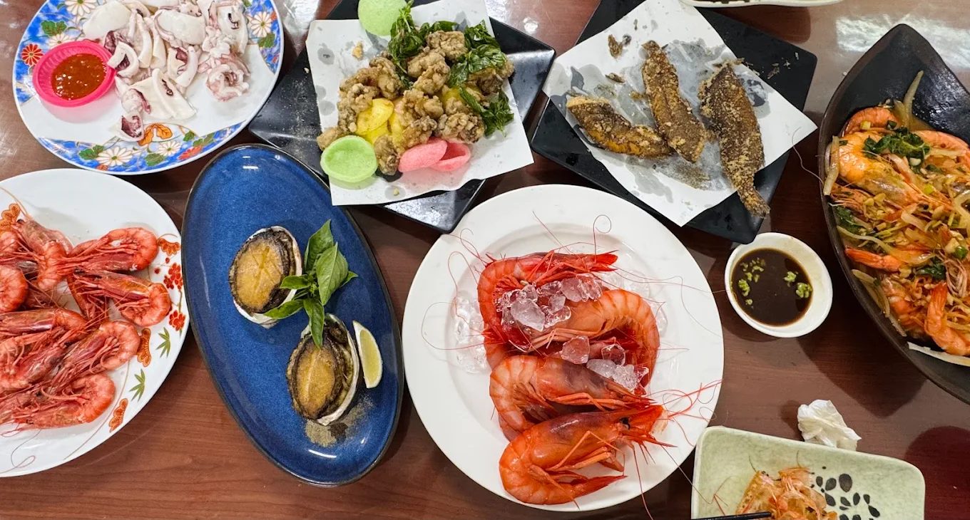 📍【頭城海鮮推薦】烏石港必訪海鮮餐廳｜代客料理、生魚片、在地現撈這裡吃最對味！