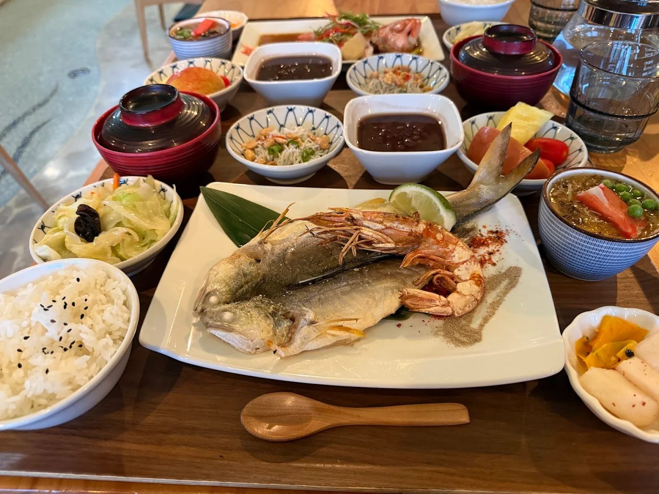 📍【頭城海鮮推薦】烏石港必訪海鮮餐廳｜代客料理、生魚片、在地現撈這裡吃最對味！