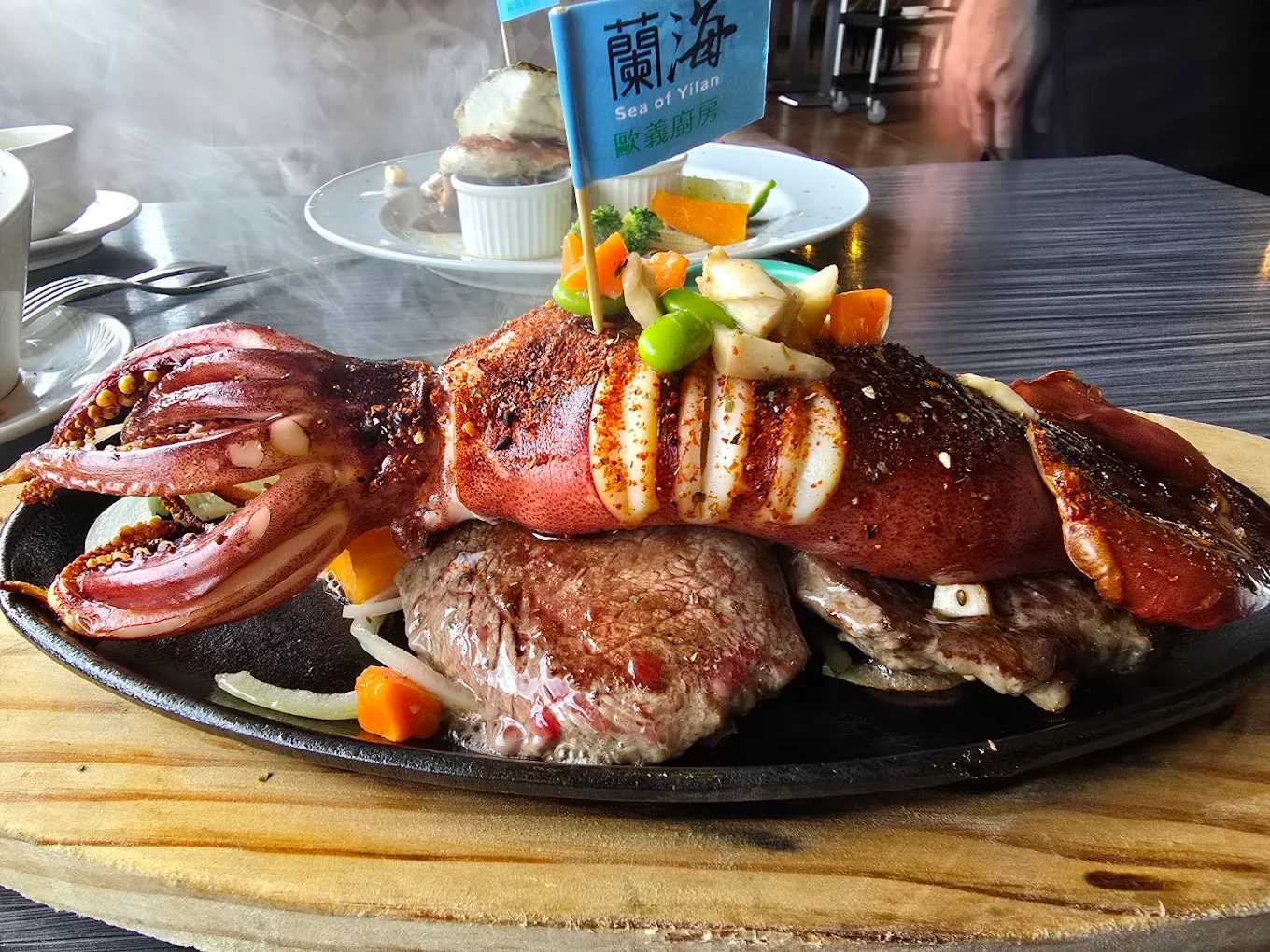 📍【頭城海鮮推薦】烏石港必訪海鮮餐廳｜代客料理、生魚片、在地現撈這裡吃最對味！