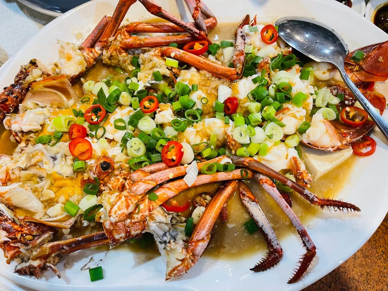 📍【頭城海鮮推薦】烏石港必訪海鮮餐廳｜代客料理、生魚片、在地現撈這裡吃最對味！