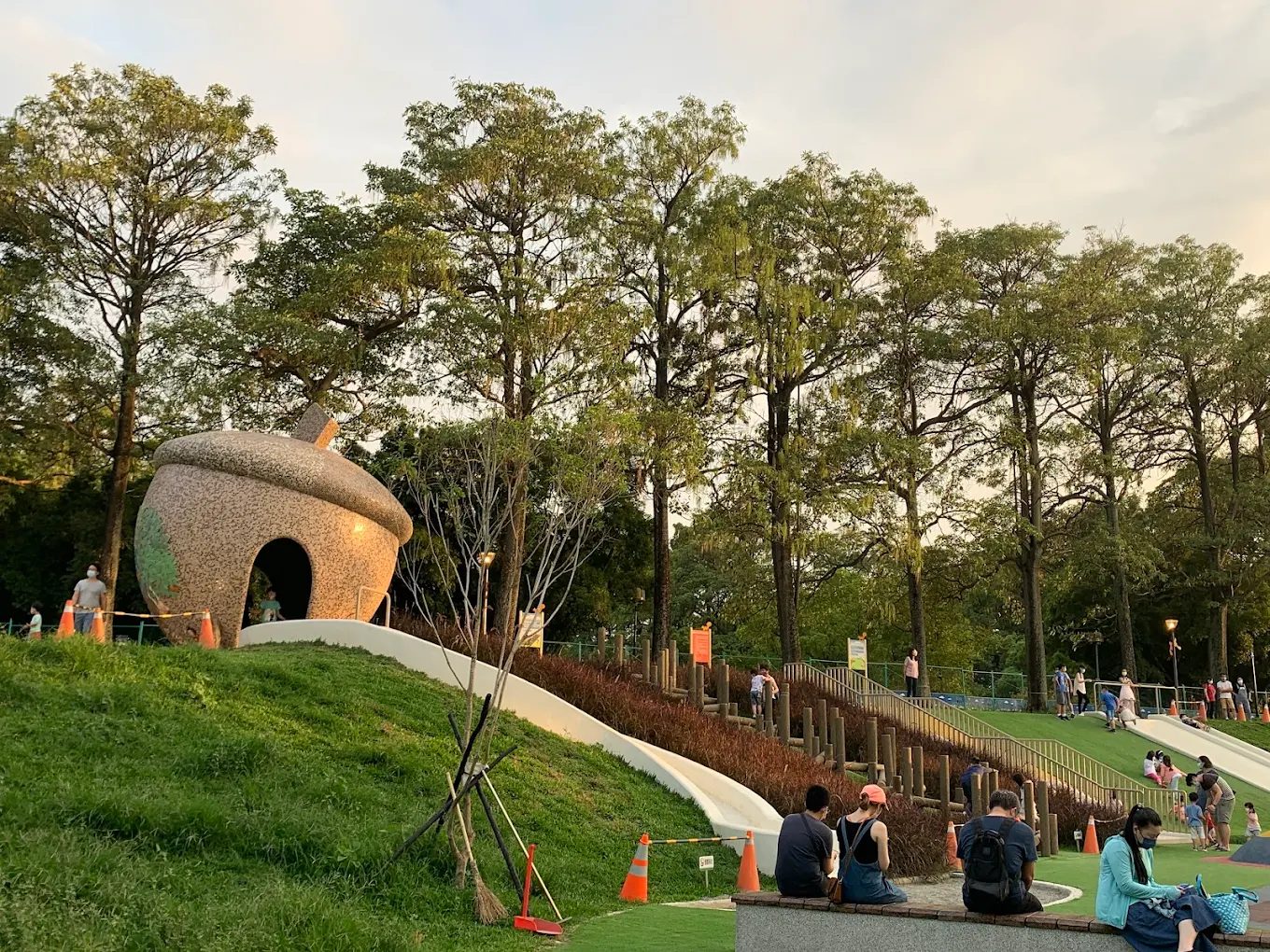 澎鼠森林公園色彩繽紛的遊樂設施