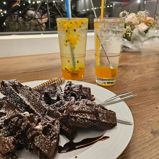 巧克力鬆餅搭配兩杯氣泡水果飲品的下午茶組合