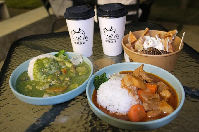 鹿雅森林雙拼咖哩飯、甜點杯與熱飲,擺放在玻璃桌上