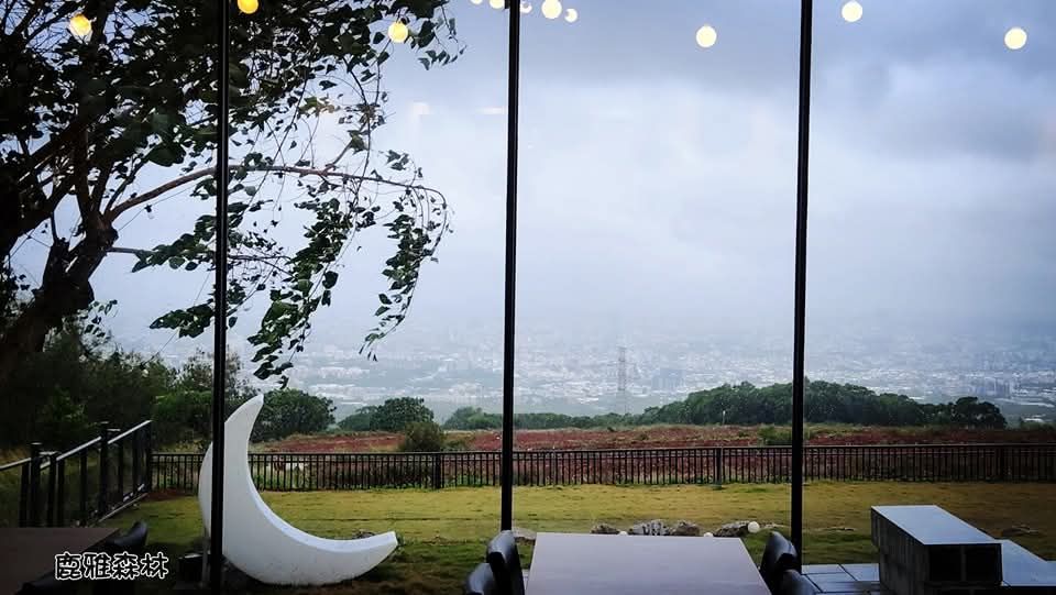 鹿雅森林落地窗景觀,俯瞰夜間城市與庭園月亮造景