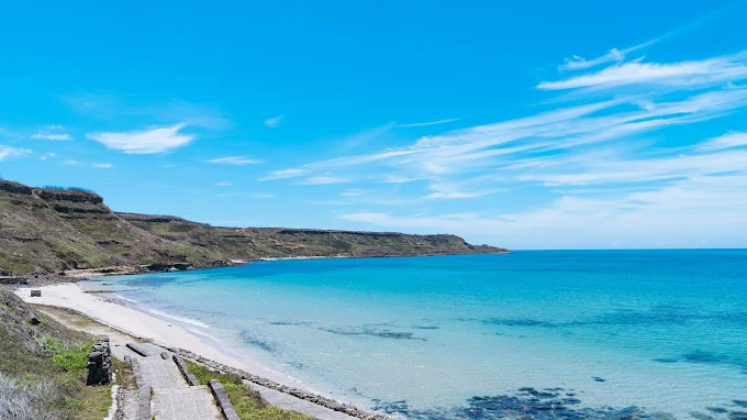 在澎湖西嶼迎著海風走進玄武岩與夕陽之間，一天剛剛好慢下來