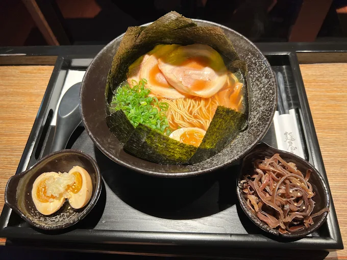 「台中麵屋六花的豚骨拉麵套餐，搭配溏心蛋與木耳配菜」
