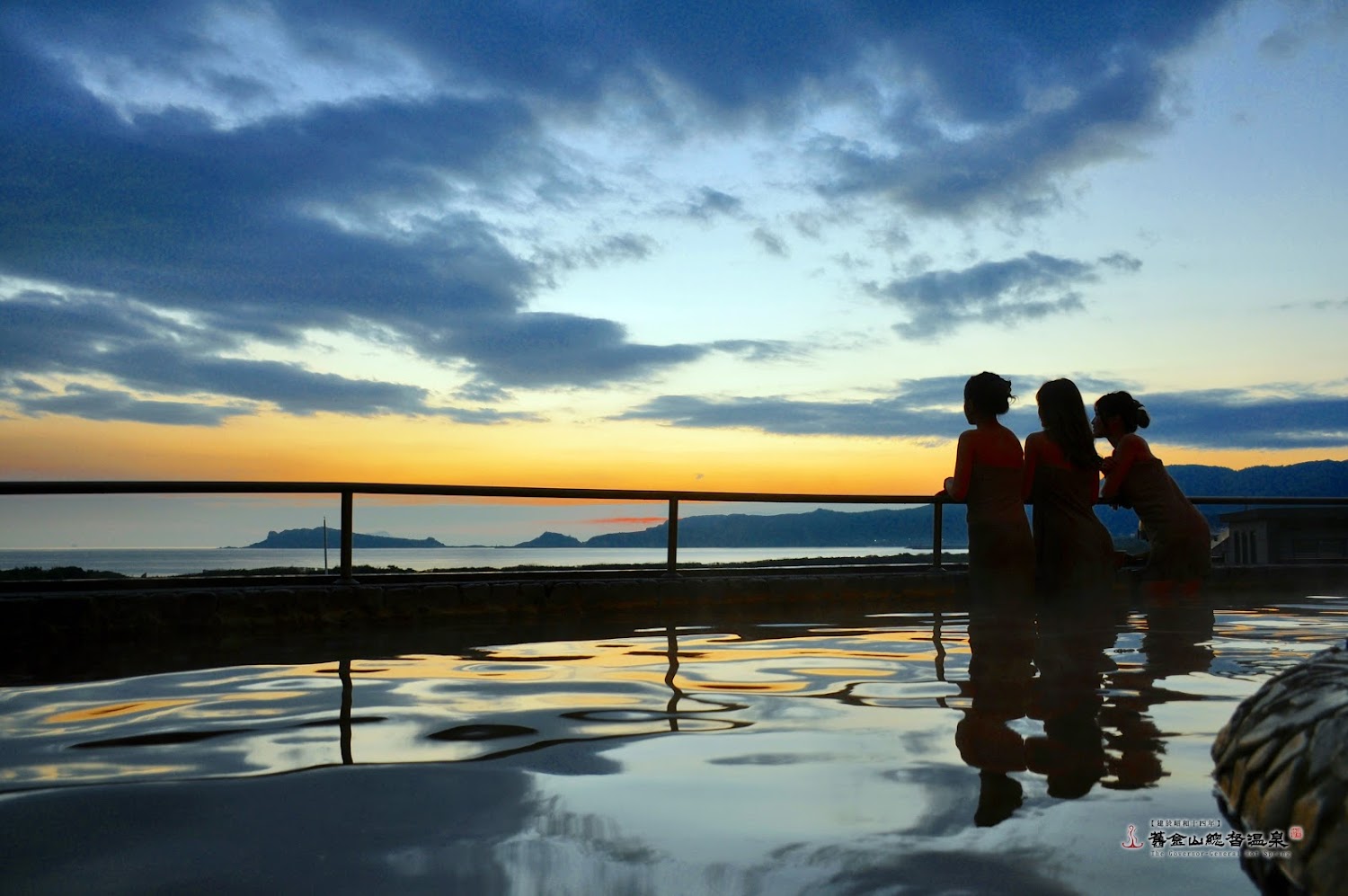 充滿復古風情的溫泉建築，露天浴池可以直接看到大海