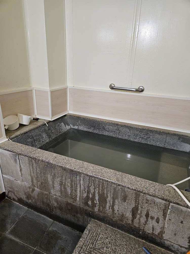 設計獨特的室內溫泉湯池，岩石造景營造出火山氛圍