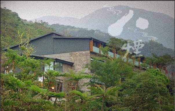 位於山林間的日式露天湯屋，周圍綠意盎然