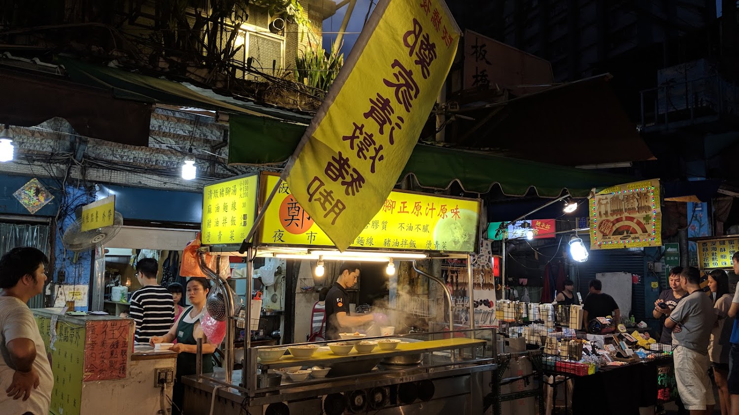 板橋南雅夜市｜新北夜市：探索永和樂華夜市的美食與魅力