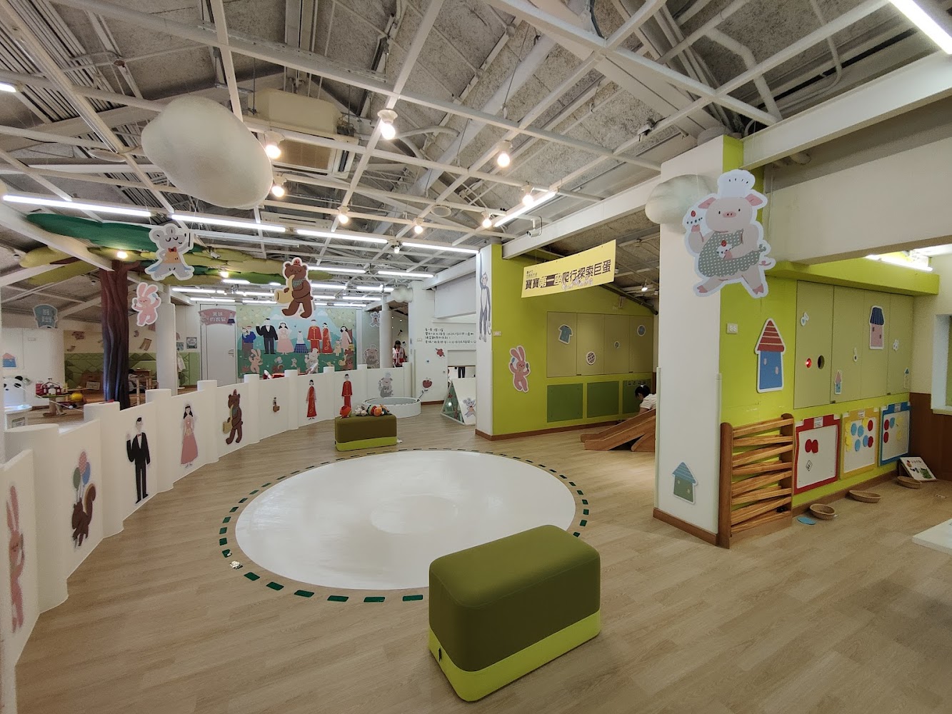信義親子館結合文化與手作體驗，是極具知性的育兒空間。