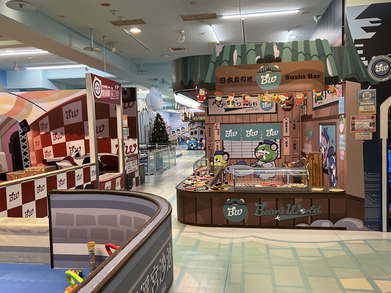 熊的世界室內遊樂場，以可愛的主題設計吸引學齡前兒童。