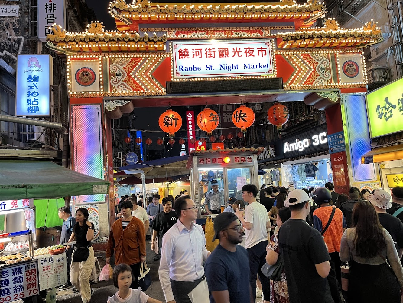 鄰近的饒河夜市是台北必訪的美食聖地
