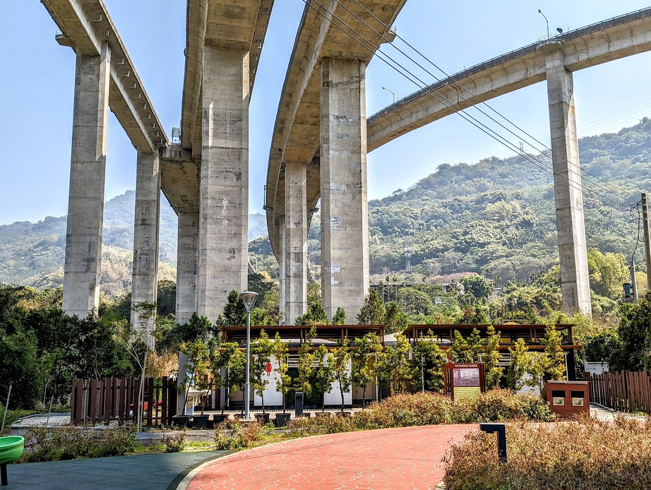 橋聳雲天綠雕園區｜南投景點兩天一夜攻略｜發現隱藏版旅遊寶地