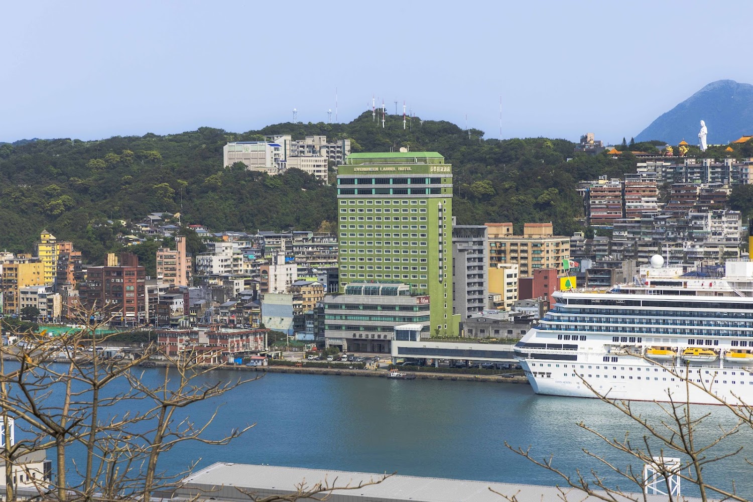 把腳步放進基隆一日遊的山海之間,從港邊出發一路走到夜市燈火亮起