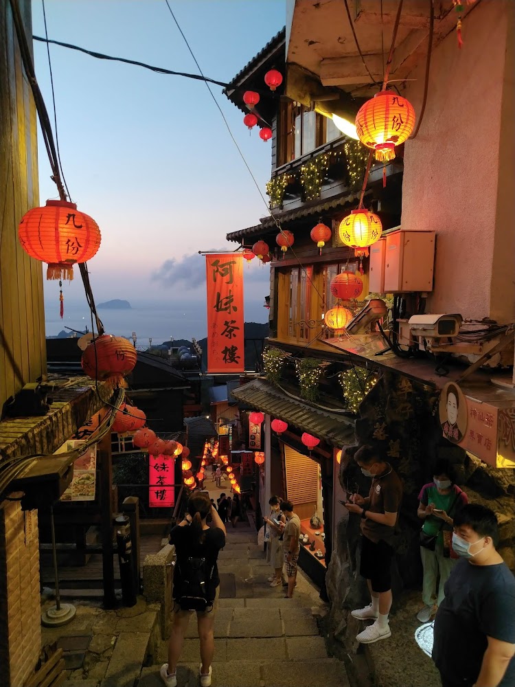 九份老街轉運站|九份老街:走進台灣的懷舊風情與美食天堂