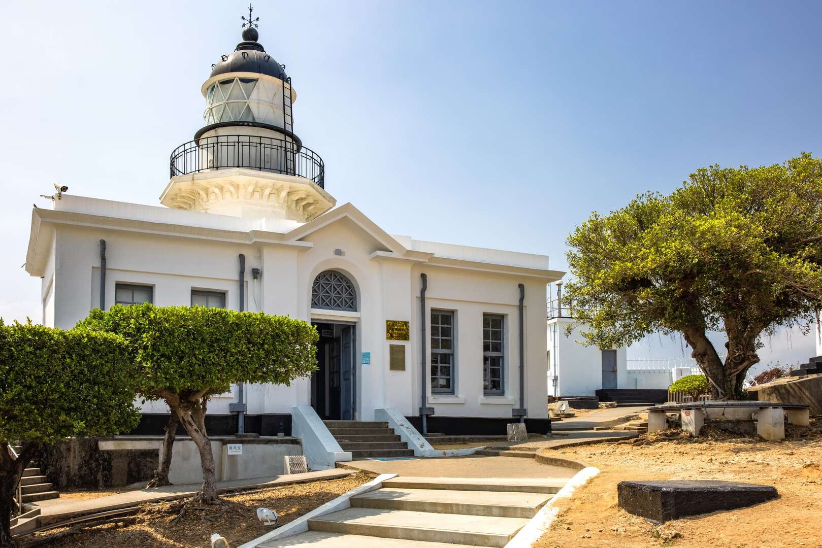 高雄必去景點介紹：探索高雄燈塔、田寮月世界、蚵子寮漁港、美濃民俗村與西子灣風景區的美麗旅程