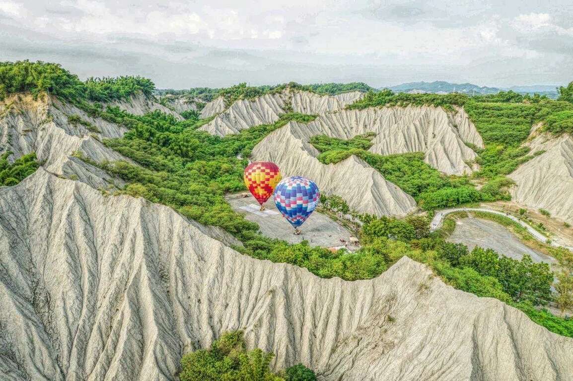 高雄必去景點介紹：探索高雄燈塔、田寮月世界、蚵子寮漁港、美濃民俗村與西子灣風景區的美麗旅程