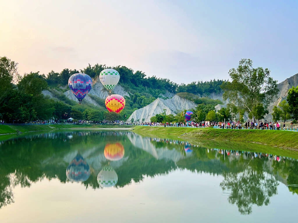 高雄必去景點介紹：探索高雄燈塔、田寮月世界、蚵子寮漁港、美濃民俗村與西子灣風景區的美麗旅程