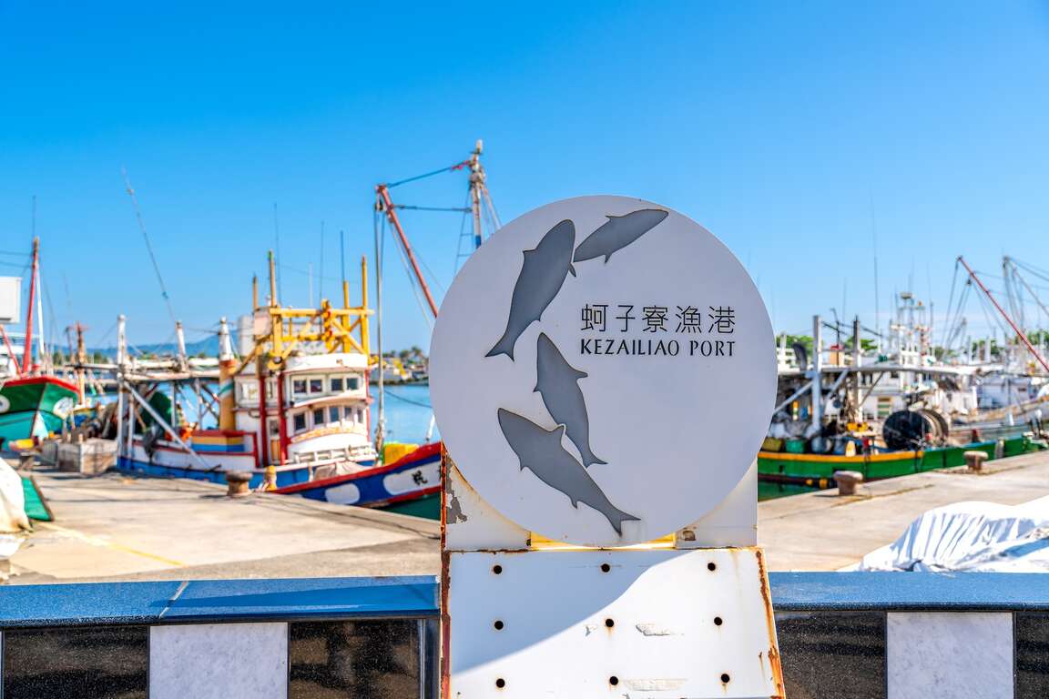 高雄必去景點介紹：探索高雄燈塔、田寮月世界、蚵子寮漁港、美濃民俗村與西子灣風景區的美麗旅程