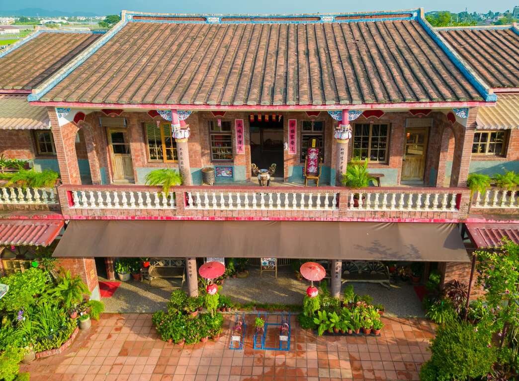 高雄必去景點介紹：探索高雄燈塔、田寮月世界、蚵子寮漁港、美濃民俗村與西子灣風景區的美麗旅程