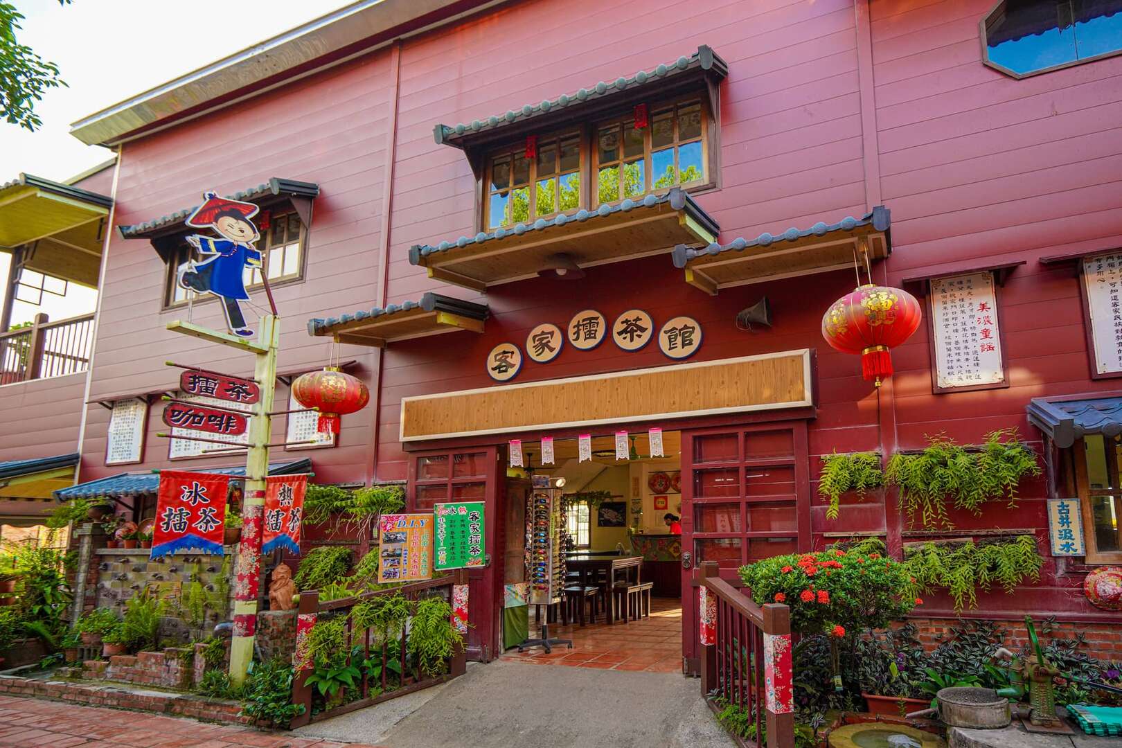 高雄必去景點介紹：探索高雄燈塔、田寮月世界、蚵子寮漁港、美濃民俗村與西子灣風景區的美麗旅程